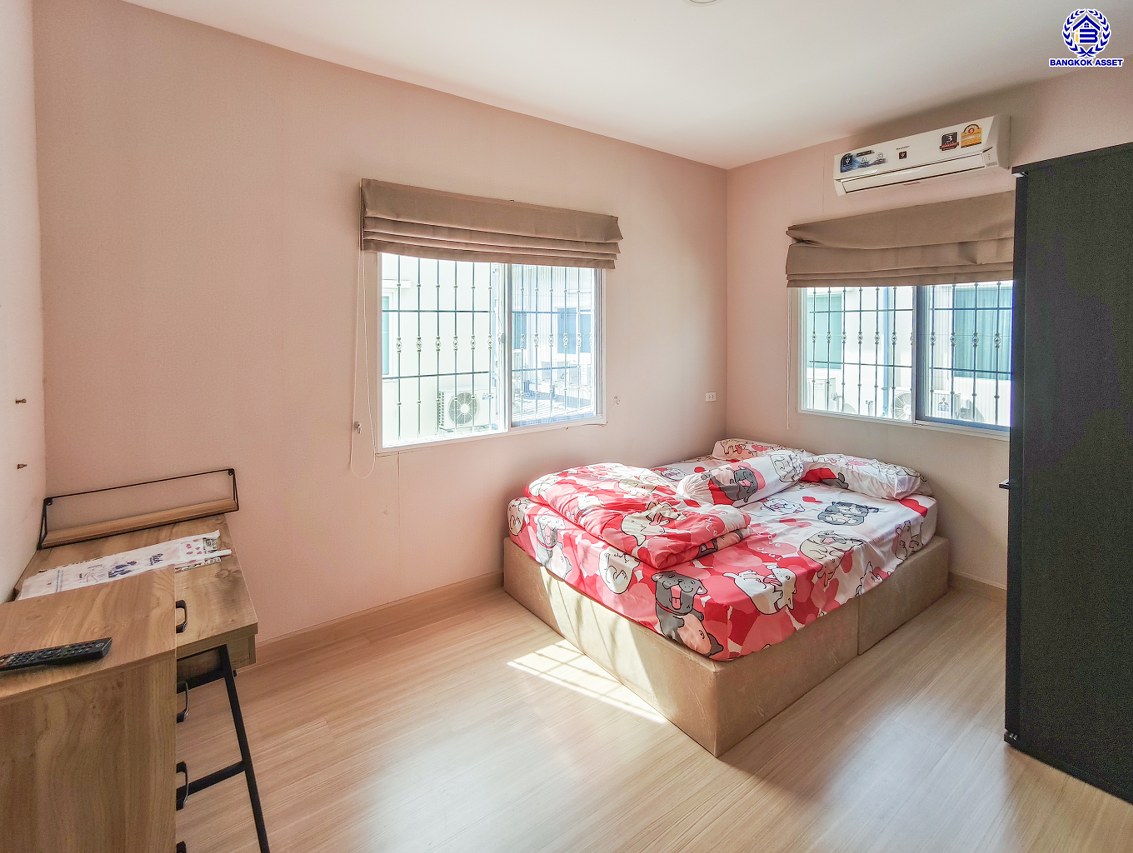 ทาวน์เฮ้าส์มือสองกรุงเทพ โครงการ คาซ่าซิตี้ ดอนเมือง-ศรีสมาน เนื้อที่ 28.80 ตร.ว. พื้นที่ใช้สอย 131 ตร.ม. ฟังก์ชัน 3 ห้องนอน 3 ห้องน้ำ 2 ที่จอดรถ พร้อมของแถมฟรีอีกหลายรายการ บนทำเลเดินทางสะดวก เชื่อมต่อถนนสรงประภา, ถนนวิภาวดีรังสิต ใกล้รถไฟฟ้าสายสีแดง "สถานีดอนเมือง" จองเลย!