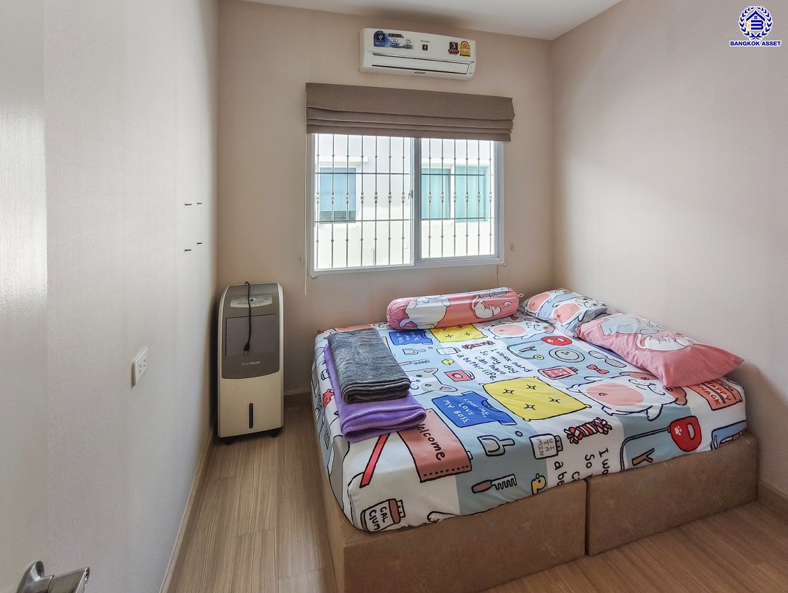 ทาวน์เฮ้าส์มือสองกรุงเทพ โครงการ คาซ่าซิตี้ ดอนเมือง-ศรีสมาน เนื้อที่ 28.80 ตร.ว. พื้นที่ใช้สอย 131 ตร.ม. ฟังก์ชัน 3 ห้องนอน 3 ห้องน้ำ 2 ที่จอดรถ พร้อมของแถมฟรีอีกหลายรายการ บนทำเลเดินทางสะดวก เชื่อมต่อถนนสรงประภา, ถนนวิภาวดีรังสิต ใกล้รถไฟฟ้าสายสีแดง "สถานีดอนเมือง" จองเลย!