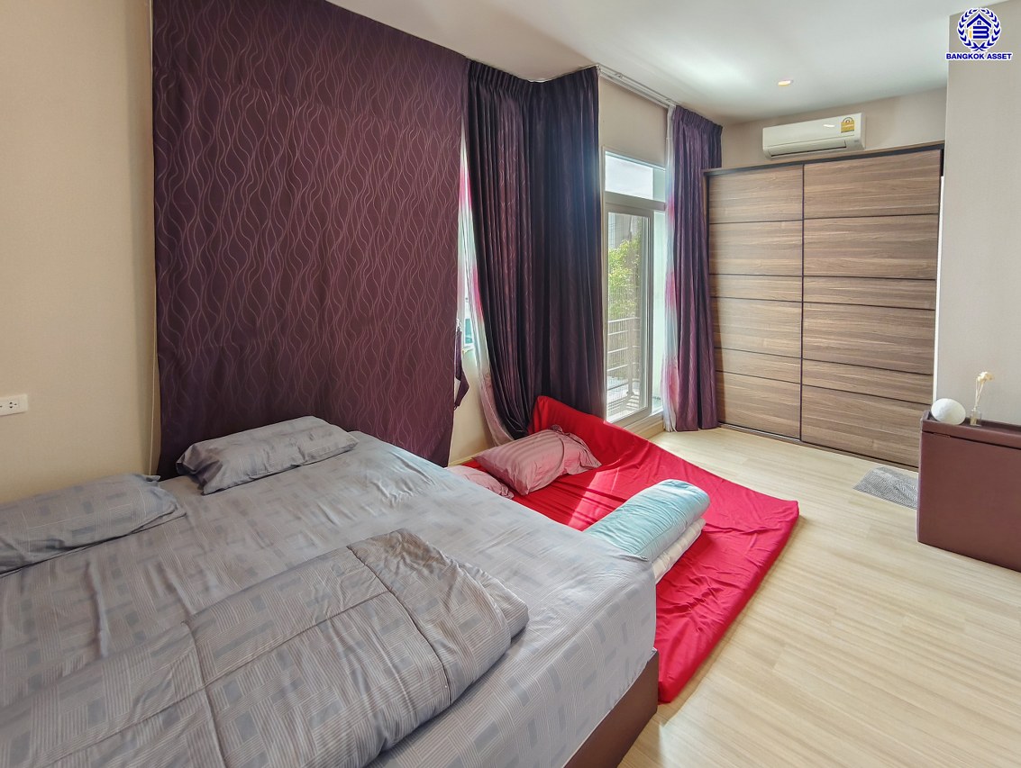 ทาวน์เฮ้าส์มือสองกรุงเทพ โครงการ คาซ่าซิตี้ ดอนเมือง-ศรีสมาน เนื้อที่ 28.80 ตร.ว. พื้นที่ใช้สอย 131 ตร.ม. ฟังก์ชัน 3 ห้องนอน 3 ห้องน้ำ 2 ที่จอดรถ พร้อมของแถมฟรีอีกหลายรายการ บนทำเลเดินทางสะดวก เชื่อมต่อถนนสรงประภา, ถนนวิภาวดีรังสิต ใกล้รถไฟฟ้าสายสีแดง "สถานีดอนเมือง" จองเลย!