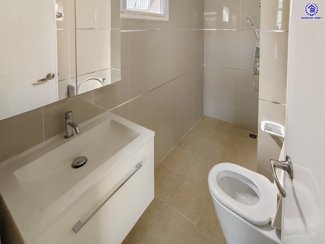 ทาวน์เฮ้าส์มือสองกรุงเทพ โครงการ คาซ่าซิตี้ ดอนเมือง-ศรีสมาน เนื้อที่ 28.80 ตร.ว. พื้นที่ใช้สอย 131 ตร.ม. ฟังก์ชัน 3 ห้องนอน 3 ห้องน้ำ 2 ที่จอดรถ พร้อมของแถมฟรีอีกหลายรายการ บนทำเลเดินทางสะดวก เชื่อมต่อถนนสรงประภา, ถนนวิภาวดีรังสิต ใกล้รถไฟฟ้าสายสีแดง "สถานีดอนเมือง" จองเลย!