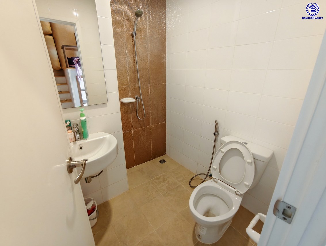 ทาวน์เฮ้าส์มือสองกรุงเทพ โครงการ คาซ่าซิตี้ ดอนเมือง-ศรีสมาน เนื้อที่ 28.80 ตร.ว. พื้นที่ใช้สอย 131 ตร.ม. ฟังก์ชัน 3 ห้องนอน 3 ห้องน้ำ 2 ที่จอดรถ พร้อมของแถมฟรีอีกหลายรายการ บนทำเลเดินทางสะดวก เชื่อมต่อถนนสรงประภา, ถนนวิภาวดีรังสิต ใกล้รถไฟฟ้าสายสีแดง "สถานีดอนเมือง" จองเลย!