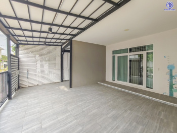 ทาวน์เฮ้าส์มือสองกรุงเทพ โครงการ คาซ่าซิตี้ ดอนเมือง-ศรีสมาน เนื้อที่ 28.80 ตร.ว. พื้นที่ใช้สอย 131 ตร.ม. ฟังก์ชัน 3 ห้องนอน 3 ห้องน้ำ 2 ที่จอดรถ พร้อมของแถมฟรีอีกหลายรายการ บนทำเลเดินทางสะดวก เชื่อมต่อถนนสรงประภา, ถนนวิภาวดีรังสิต ใกล้รถไฟฟ้าสายสีแดง "สถานีดอนเมือง" จองเลย!