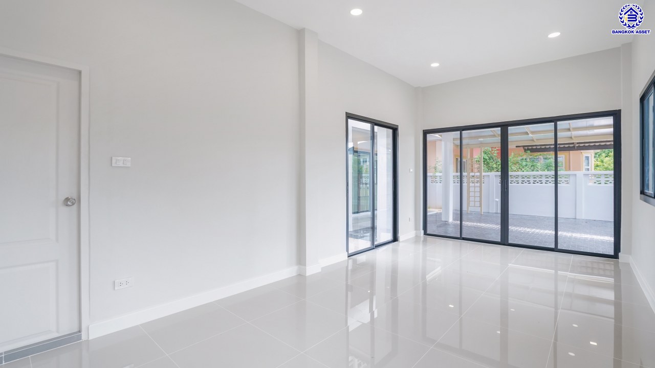 บ้านมือสองตกแต่งใหม่ โครงการ โชคชัยปัญจทรัพย์44 ปิ่นเกล้า-บรมราชชนนี หลังมุม หน้าบ้านไม่ชนใคร พื้นที่เยอะ เนื้อที่กว่า 80 ตร.ว. พื้นที่ใช้สอย 218.61 ตร.ม. ฟังก์ชัน 3 ห้องนอน 3 ห้องน้ำ จอดรถได้ 2 คัน พื้นที่รอบบ้านกว้างขวาง ตอบโจทย์ทุกการเดินทาง บนทำเลศักยภาพ ติดถนนบรมราชชนนี เชื่อมต่อทางคู่ขนานลอยฟ้า ใกล้ ม.มหิดล และเซ็นทรัลศาลายา