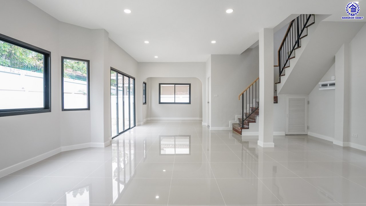 บ้านมือสองตกแต่งใหม่ โครงการ โชคชัยปัญจทรัพย์44 ปิ่นเกล้า-บรมราชชนนี หลังมุม หน้าบ้านไม่ชนใคร พื้นที่เยอะ เนื้อที่กว่า 80 ตร.ว. พื้นที่ใช้สอย 218.61 ตร.ม. ฟังก์ชัน 3 ห้องนอน 3 ห้องน้ำ จอดรถได้ 2 คัน พื้นที่รอบบ้านกว้างขวาง ตอบโจทย์ทุกการเดินทาง บนทำเลศักยภาพ ติดถนนบรมราชชนนี เชื่อมต่อทางคู่ขนานลอยฟ้า ใกล้ ม.มหิดล และเซ็นทรัลศาลายา