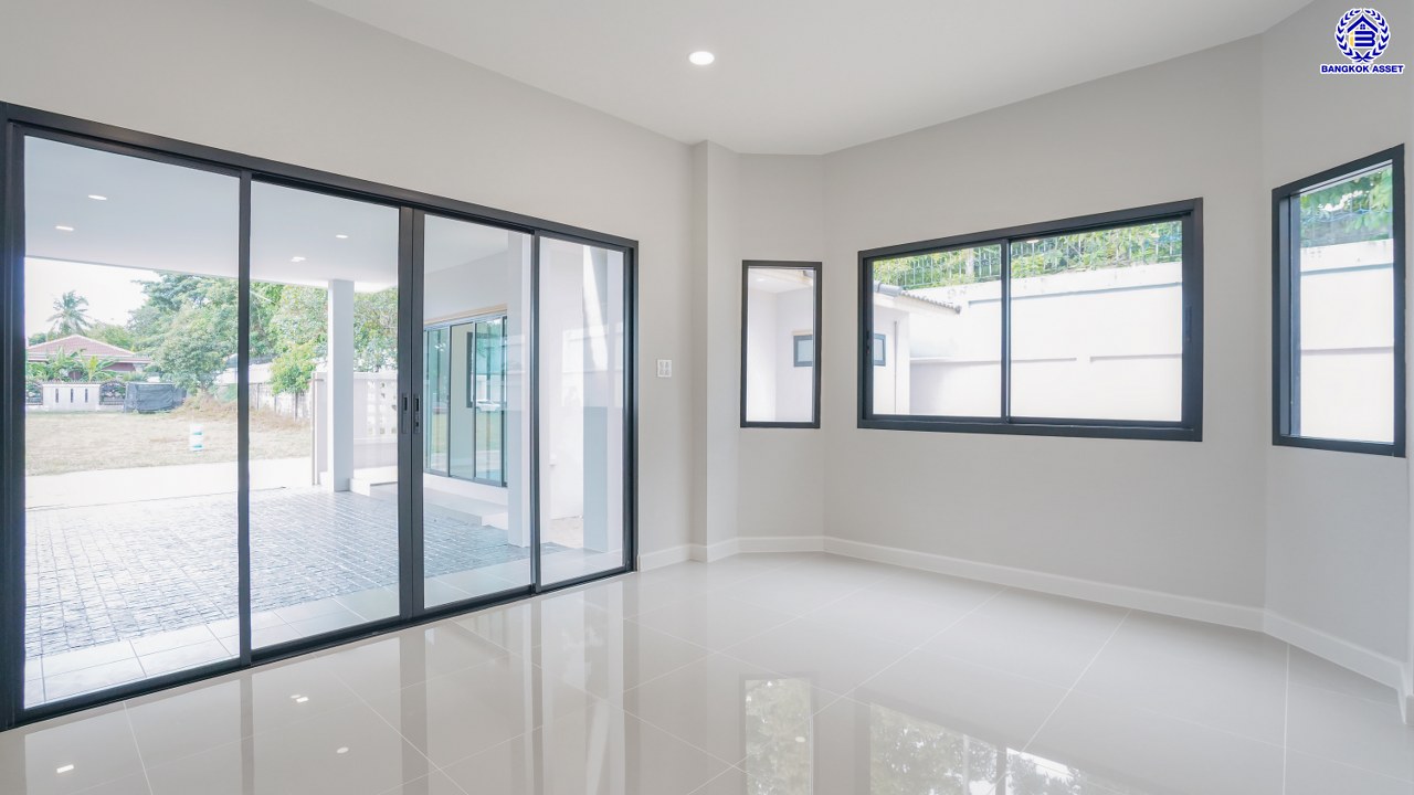 บ้านมือสองตกแต่งใหม่ โครงการ โชคชัยปัญจทรัพย์44 ปิ่นเกล้า-บรมราชชนนี หลังมุม หน้าบ้านไม่ชนใคร พื้นที่เยอะ เนื้อที่กว่า 80 ตร.ว. พื้นที่ใช้สอย 218.61 ตร.ม. ฟังก์ชัน 3 ห้องนอน 3 ห้องน้ำ จอดรถได้ 2 คัน พื้นที่รอบบ้านกว้างขวาง ตอบโจทย์ทุกการเดินทาง บนทำเลศักยภาพ ติดถนนบรมราชชนนี เชื่อมต่อทางคู่ขนานลอยฟ้า ใกล้ ม.มหิดล และเซ็นทรัลศาลายา