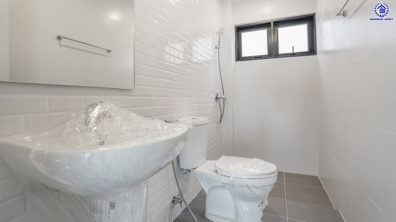 บ้านมือสองตกแต่งใหม่ โครงการ โชคชัยปัญจทรัพย์44 ปิ่นเกล้า-บรมราชชนนี หลังมุม หน้าบ้านไม่ชนใคร พื้นที่เยอะ เนื้อที่กว่า 80 ตร.ว. พื้นที่ใช้สอย 218.61 ตร.ม. ฟังก์ชัน 3 ห้องนอน 3 ห้องน้ำ จอดรถได้ 2 คัน พื้นที่รอบบ้านกว้างขวาง ตอบโจทย์ทุกการเดินทาง บนทำเลศักยภาพ ติดถนนบรมราชชนนี เชื่อมต่อทางคู่ขนานลอยฟ้า ใกล้ ม.มหิดล และเซ็นทรัลศาลายา