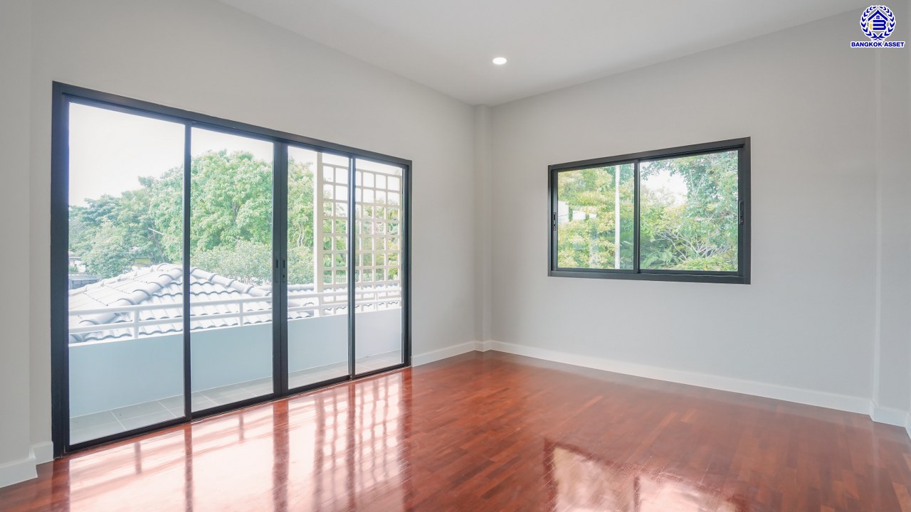 บ้านมือสองตกแต่งใหม่ โครงการ โชคชัยปัญจทรัพย์44 ปิ่นเกล้า-บรมราชชนนี หลังมุม หน้าบ้านไม่ชนใคร พื้นที่เยอะ เนื้อที่กว่า 80 ตร.ว. พื้นที่ใช้สอย 218.61 ตร.ม. ฟังก์ชัน 3 ห้องนอน 3 ห้องน้ำ จอดรถได้ 2 คัน พื้นที่รอบบ้านกว้างขวาง ตอบโจทย์ทุกการเดินทาง บนทำเลศักยภาพ ติดถนนบรมราชชนนี เชื่อมต่อทางคู่ขนานลอยฟ้า ใกล้ ม.มหิดล และเซ็นทรัลศาลายา