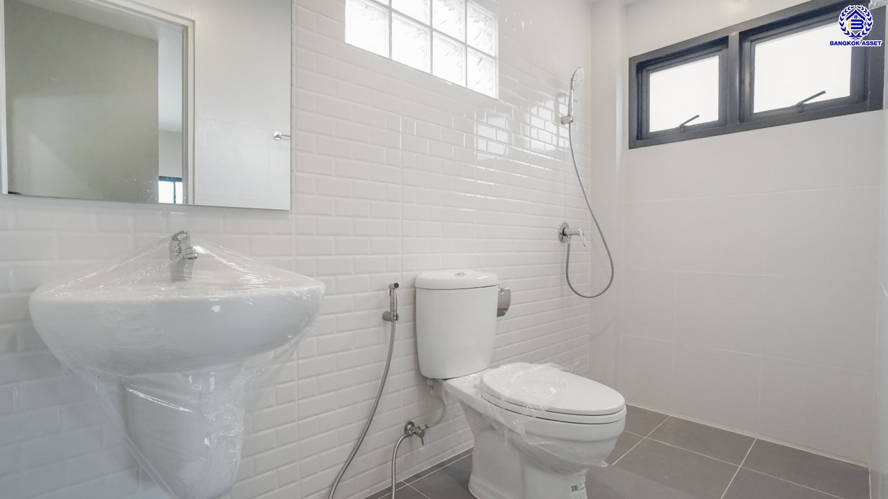 บ้านมือสองตกแต่งใหม่ โครงการ โชคชัยปัญจทรัพย์44 ปิ่นเกล้า-บรมราชชนนี หลังมุม หน้าบ้านไม่ชนใคร พื้นที่เยอะ เนื้อที่กว่า 80 ตร.ว. พื้นที่ใช้สอย 218.61 ตร.ม. ฟังก์ชัน 3 ห้องนอน 3 ห้องน้ำ จอดรถได้ 2 คัน พื้นที่รอบบ้านกว้างขวาง ตอบโจทย์ทุกการเดินทาง บนทำเลศักยภาพ ติดถนนบรมราชชนนี เชื่อมต่อทางคู่ขนานลอยฟ้า ใกล้ ม.มหิดล และเซ็นทรัลศาลายา