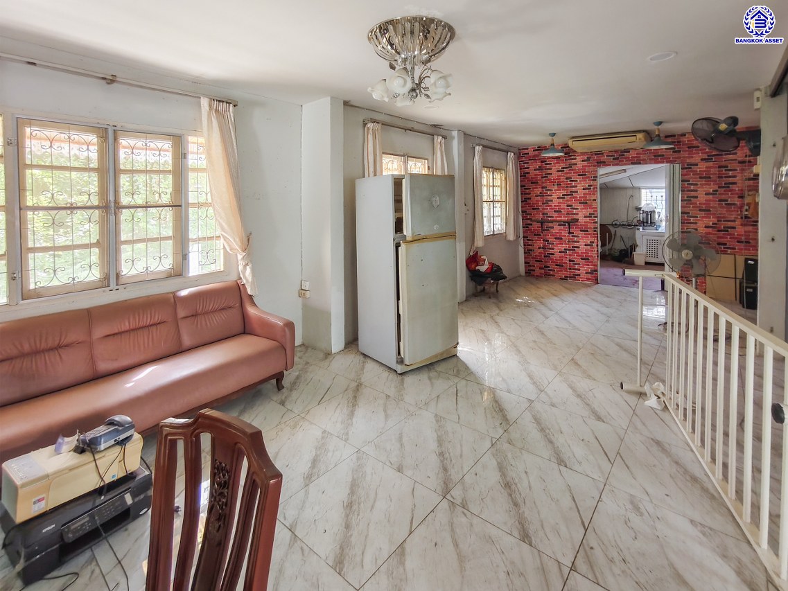 บ้านเดี่ยวมือสองนนทบุรี โครงการ ชลลดา บางบัวทอง เนื้อที่ 130 ตร.ว. พื้นที่ใช้สอย 140 ตร.ม. ฟังก์ชัน 4 ห้องนอน 2 ห้องน้ำ จอดรถได้ 3 คัน บนทำเลคุณภาพ เชื่อมต่อถนนบางกรวย-ไทรน้อย, ถนนรัตนาธิเบศร์ ใกล้เซ็นทรัลเวสต์เกต และรถไฟฟ้าสายสีม่วง "สถานีบางพลู"