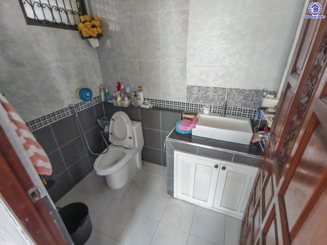 บ้านเดี่ยวมือสองนนทบุรี โครงการ ชลลดา บางบัวทอง เนื้อที่ 130 ตร.ว. พื้นที่ใช้สอย 140 ตร.ม. ฟังก์ชัน 4 ห้องนอน 2 ห้องน้ำ จอดรถได้ 3 คัน บนทำเลคุณภาพ เชื่อมต่อถนนบางกรวย-ไทรน้อย, ถนนรัตนาธิเบศร์ ใกล้เซ็นทรัลเวสต์เกต และรถไฟฟ้าสายสีม่วง "สถานีบางพลู"