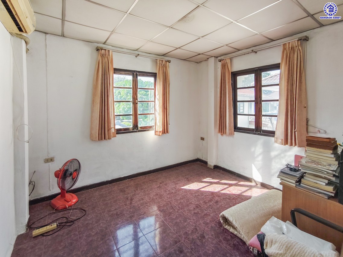 บ้านเดี่ยวมือสองนนทบุรี โครงการ ชลลดา บางบัวทอง เนื้อที่ 130 ตร.ว. พื้นที่ใช้สอย 140 ตร.ม. ฟังก์ชัน 4 ห้องนอน 2 ห้องน้ำ จอดรถได้ 3 คัน บนทำเลคุณภาพ เชื่อมต่อถนนบางกรวย-ไทรน้อย, ถนนรัตนาธิเบศร์ ใกล้เซ็นทรัลเวสต์เกต และรถไฟฟ้าสายสีม่วง "สถานีบางพลู"