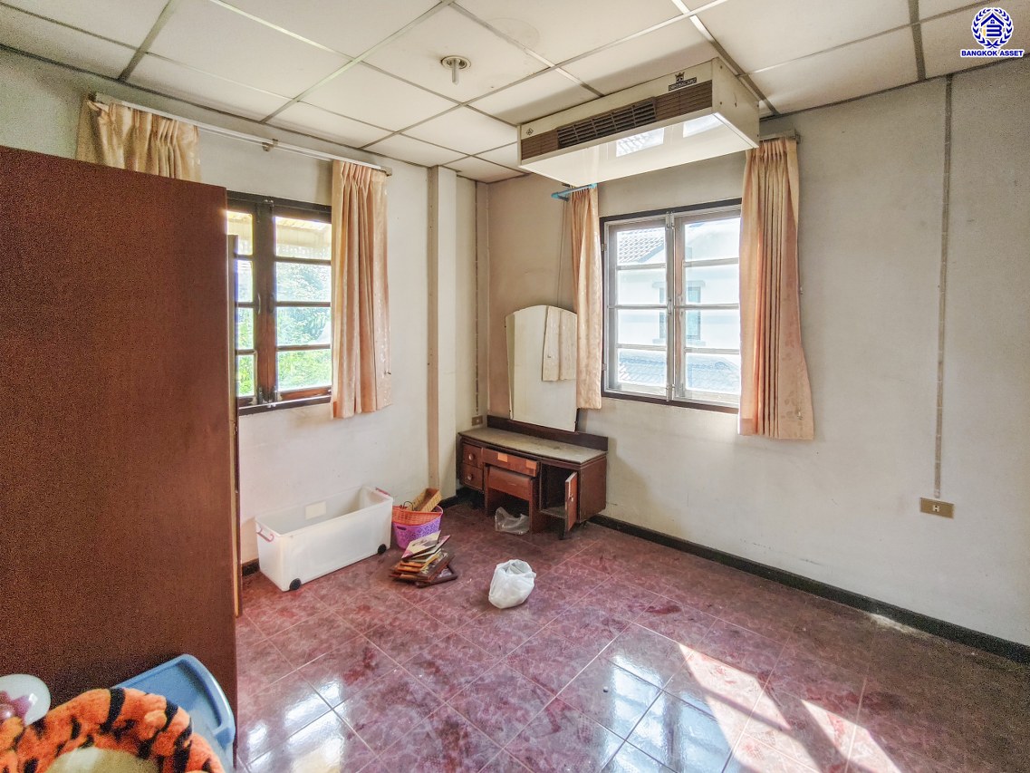 บ้านเดี่ยวมือสองนนทบุรี โครงการ ชลลดา บางบัวทอง เนื้อที่ 130 ตร.ว. พื้นที่ใช้สอย 140 ตร.ม. ฟังก์ชัน 4 ห้องนอน 2 ห้องน้ำ จอดรถได้ 3 คัน บนทำเลคุณภาพ เชื่อมต่อถนนบางกรวย-ไทรน้อย, ถนนรัตนาธิเบศร์ ใกล้เซ็นทรัลเวสต์เกต และรถไฟฟ้าสายสีม่วง "สถานีบางพลู"