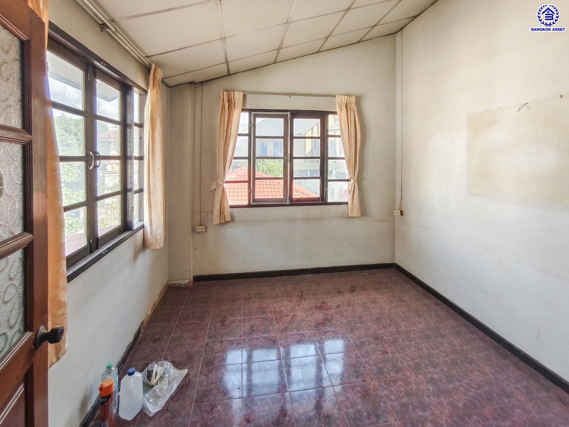 บ้านเดี่ยวมือสองนนทบุรี โครงการ ชลลดา บางบัวทอง เนื้อที่ 130 ตร.ว. พื้นที่ใช้สอย 140 ตร.ม. ฟังก์ชัน 4 ห้องนอน 2 ห้องน้ำ จอดรถได้ 3 คัน บนทำเลคุณภาพ เชื่อมต่อถนนบางกรวย-ไทรน้อย, ถนนรัตนาธิเบศร์ ใกล้เซ็นทรัลเวสต์เกต และรถไฟฟ้าสายสีม่วง "สถานีบางพลู"