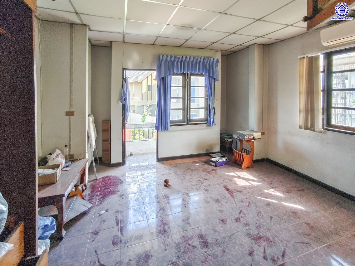 บ้านเดี่ยวมือสองนนทบุรี โครงการ ชลลดา บางบัวทอง เนื้อที่ 130 ตร.ว. พื้นที่ใช้สอย 140 ตร.ม. ฟังก์ชัน 4 ห้องนอน 2 ห้องน้ำ จอดรถได้ 3 คัน บนทำเลคุณภาพ เชื่อมต่อถนนบางกรวย-ไทรน้อย, ถนนรัตนาธิเบศร์ ใกล้เซ็นทรัลเวสต์เกต และรถไฟฟ้าสายสีม่วง "สถานีบางพลู"