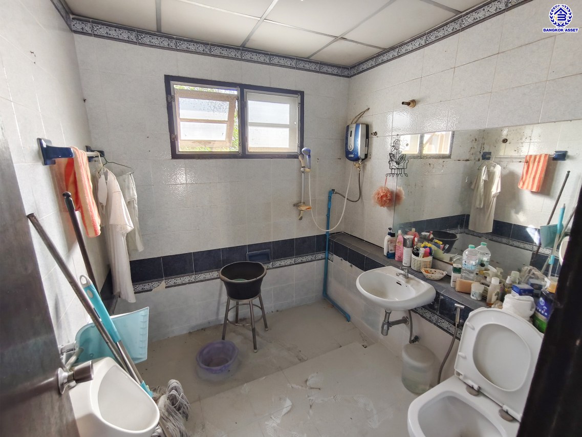 บ้านเดี่ยวมือสองนนทบุรี โครงการ ชลลดา บางบัวทอง เนื้อที่ 130 ตร.ว. พื้นที่ใช้สอย 140 ตร.ม. ฟังก์ชัน 4 ห้องนอน 2 ห้องน้ำ จอดรถได้ 3 คัน บนทำเลคุณภาพ เชื่อมต่อถนนบางกรวย-ไทรน้อย, ถนนรัตนาธิเบศร์ ใกล้เซ็นทรัลเวสต์เกต และรถไฟฟ้าสายสีม่วง "สถานีบางพลู"