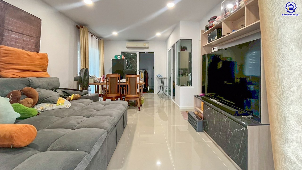 ทาวน์เฮ้าส์มือสองปทุมธานี โครงการ โมดิวิลล่า ราชพฤกษ์-ติวานนท์ เนื้อที่ 26.70 ตร.ว. พื้นที่ใช้สอย 124 ตร.ม. ฟังก์ชัน 4 ห้องนอน 3 ห้องน้ำ 2 ที่จอดรถ ทำเลเดินทางสะดวก เชื่อมต่อถนนสะพานนนทบุรี-บางบัวทอง, ถนนราชพฤกษ์, ถนนศรีสมาน ใกล้ห้างสรรพสินค้าโรบินสันไลฟ์สไตล์ ศรีสมาน, โรบินสันไลฟ์สไตล์ ราชพฤกษ์ และจุดขึ้นทางด่วน "ศรีสมาน"