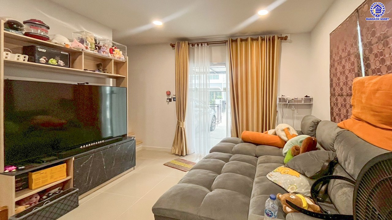 ทาวน์เฮ้าส์มือสองปทุมธานี โครงการ โมดิวิลล่า ราชพฤกษ์-ติวานนท์ เนื้อที่ 26.70 ตร.ว. พื้นที่ใช้สอย 124 ตร.ม. ฟังก์ชัน 4 ห้องนอน 3 ห้องน้ำ 2 ที่จอดรถ ทำเลเดินทางสะดวก เชื่อมต่อถนนสะพานนนทบุรี-บางบัวทอง, ถนนราชพฤกษ์, ถนนศรีสมาน ใกล้ห้างสรรพสินค้าโรบินสันไลฟ์สไตล์ ศรีสมาน, โรบินสันไลฟ์สไตล์ ราชพฤกษ์ และจุดขึ้นทางด่วน "ศรีสมาน"