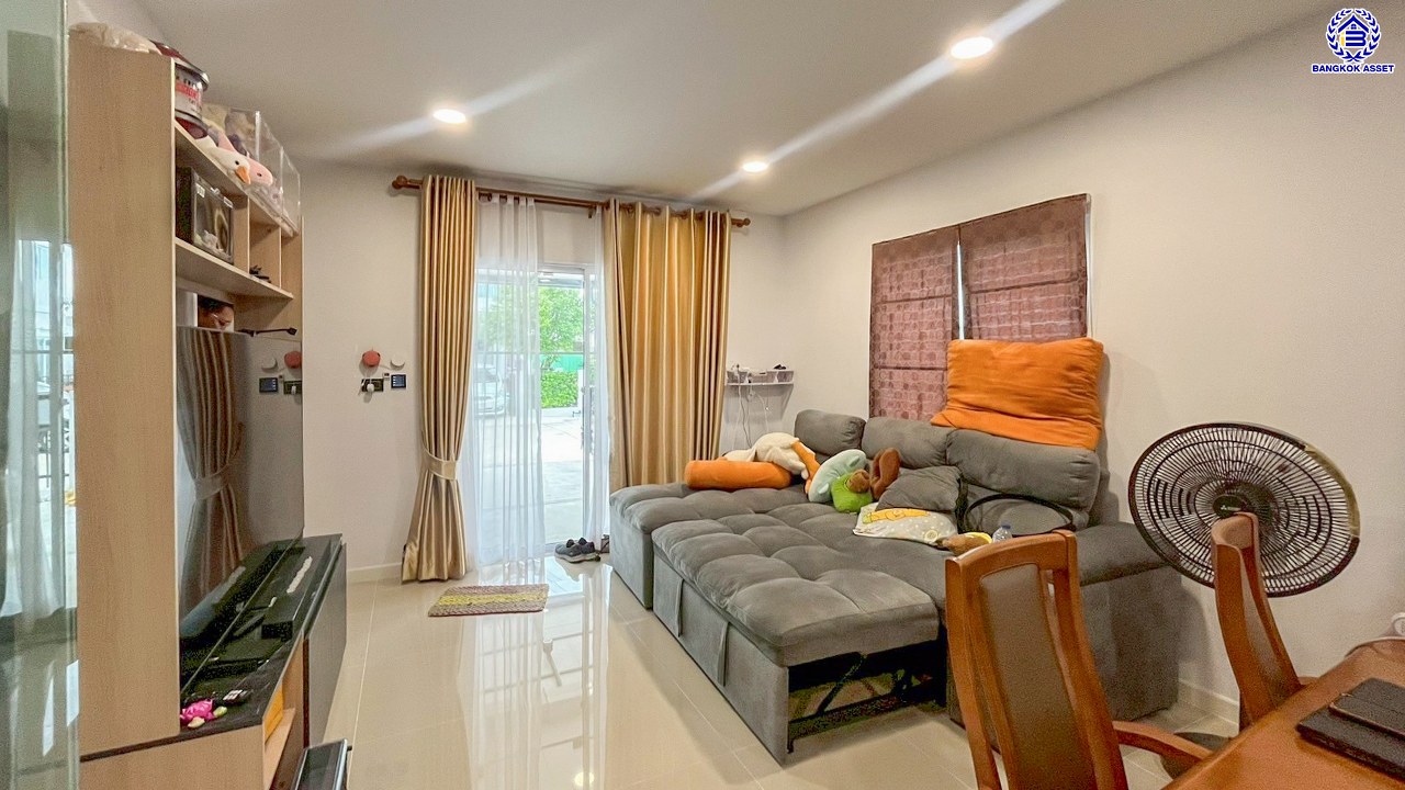 ทาวน์เฮ้าส์มือสองปทุมธานี โครงการ โมดิวิลล่า ราชพฤกษ์-ติวานนท์ เนื้อที่ 26.70 ตร.ว. พื้นที่ใช้สอย 124 ตร.ม. ฟังก์ชัน 4 ห้องนอน 3 ห้องน้ำ 2 ที่จอดรถ ทำเลเดินทางสะดวก เชื่อมต่อถนนสะพานนนทบุรี-บางบัวทอง, ถนนราชพฤกษ์, ถนนศรีสมาน ใกล้ห้างสรรพสินค้าโรบินสันไลฟ์สไตล์ ศรีสมาน, โรบินสันไลฟ์สไตล์ ราชพฤกษ์ และจุดขึ้นทางด่วน "ศรีสมาน"