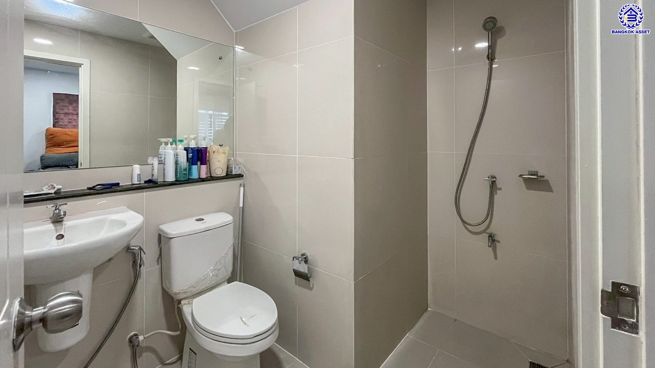 ทาวน์เฮ้าส์มือสองปทุมธานี โครงการ โมดิวิลล่า ราชพฤกษ์-ติวานนท์ เนื้อที่ 26.70 ตร.ว. พื้นที่ใช้สอย 124 ตร.ม. ฟังก์ชัน 4 ห้องนอน 3 ห้องน้ำ 2 ที่จอดรถ ทำเลเดินทางสะดวก เชื่อมต่อถนนสะพานนนทบุรี-บางบัวทอง, ถนนราชพฤกษ์, ถนนศรีสมาน ใกล้ห้างสรรพสินค้าโรบินสันไลฟ์สไตล์ ศรีสมาน, โรบินสันไลฟ์สไตล์ ราชพฤกษ์ และจุดขึ้นทางด่วน "ศรีสมาน"