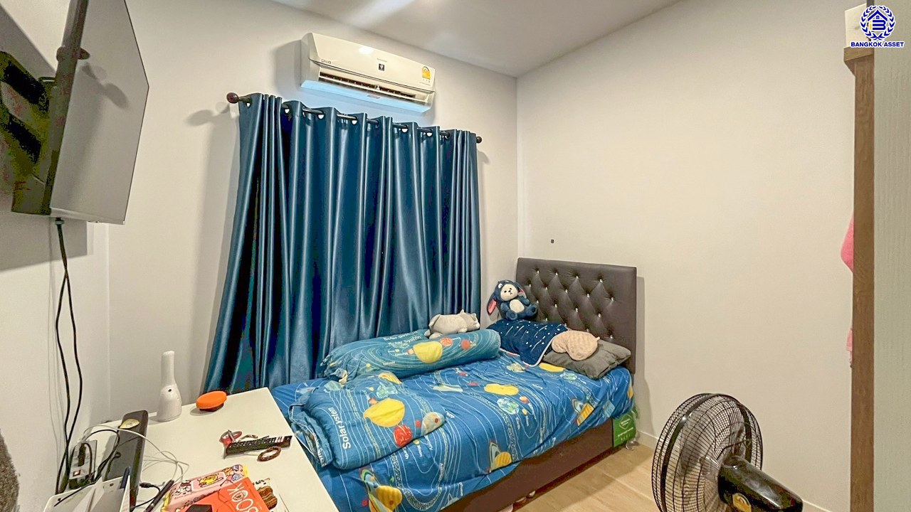 ทาวน์เฮ้าส์มือสองปทุมธานี โครงการ โมดิวิลล่า ราชพฤกษ์-ติวานนท์ เนื้อที่ 26.70 ตร.ว. พื้นที่ใช้สอย 124 ตร.ม. ฟังก์ชัน 4 ห้องนอน 3 ห้องน้ำ 2 ที่จอดรถ ทำเลเดินทางสะดวก เชื่อมต่อถนนสะพานนนทบุรี-บางบัวทอง, ถนนราชพฤกษ์, ถนนศรีสมาน ใกล้ห้างสรรพสินค้าโรบินสันไลฟ์สไตล์ ศรีสมาน, โรบินสันไลฟ์สไตล์ ราชพฤกษ์ และจุดขึ้นทางด่วน "ศรีสมาน"