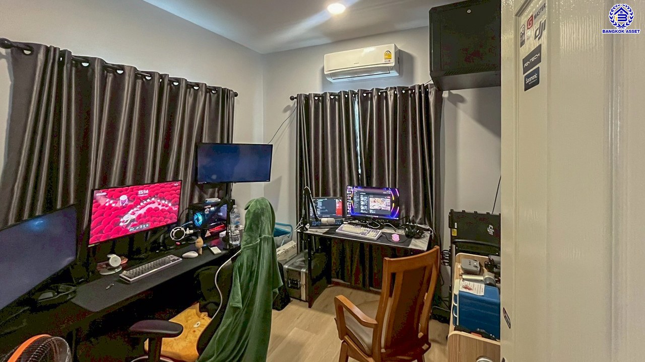 ทาวน์เฮ้าส์มือสองปทุมธานี โครงการ โมดิวิลล่า ราชพฤกษ์-ติวานนท์ เนื้อที่ 26.70 ตร.ว. พื้นที่ใช้สอย 124 ตร.ม. ฟังก์ชัน 4 ห้องนอน 3 ห้องน้ำ 2 ที่จอดรถ ทำเลเดินทางสะดวก เชื่อมต่อถนนสะพานนนทบุรี-บางบัวทอง, ถนนราชพฤกษ์, ถนนศรีสมาน ใกล้ห้างสรรพสินค้าโรบินสันไลฟ์สไตล์ ศรีสมาน, โรบินสันไลฟ์สไตล์ ราชพฤกษ์ และจุดขึ้นทางด่วน "ศรีสมาน"