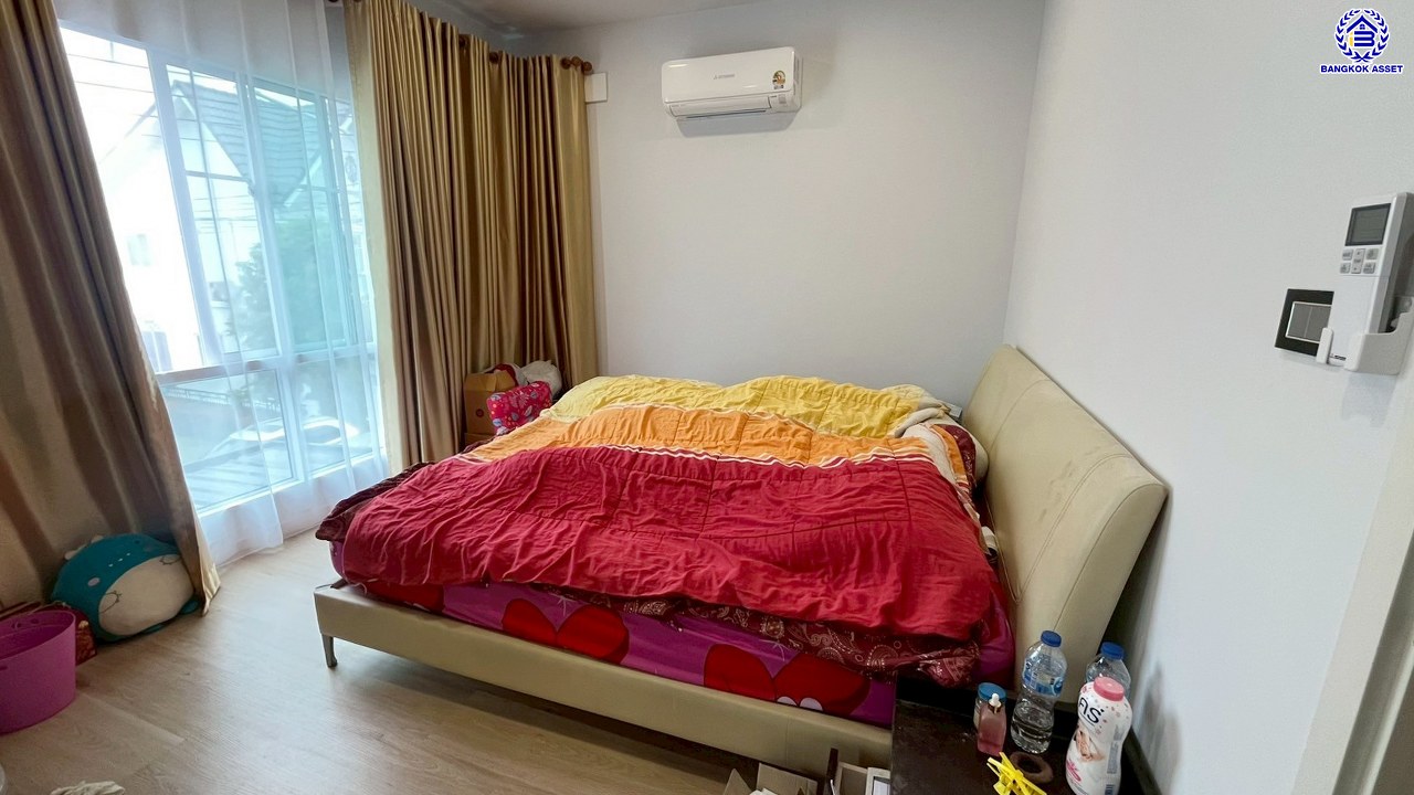 ทาวน์เฮ้าส์มือสองปทุมธานี โครงการ โมดิวิลล่า ราชพฤกษ์-ติวานนท์ เนื้อที่ 26.70 ตร.ว. พื้นที่ใช้สอย 124 ตร.ม. ฟังก์ชัน 4 ห้องนอน 3 ห้องน้ำ 2 ที่จอดรถ ทำเลเดินทางสะดวก เชื่อมต่อถนนสะพานนนทบุรี-บางบัวทอง, ถนนราชพฤกษ์, ถนนศรีสมาน ใกล้ห้างสรรพสินค้าโรบินสันไลฟ์สไตล์ ศรีสมาน, โรบินสันไลฟ์สไตล์ ราชพฤกษ์ และจุดขึ้นทางด่วน "ศรีสมาน"