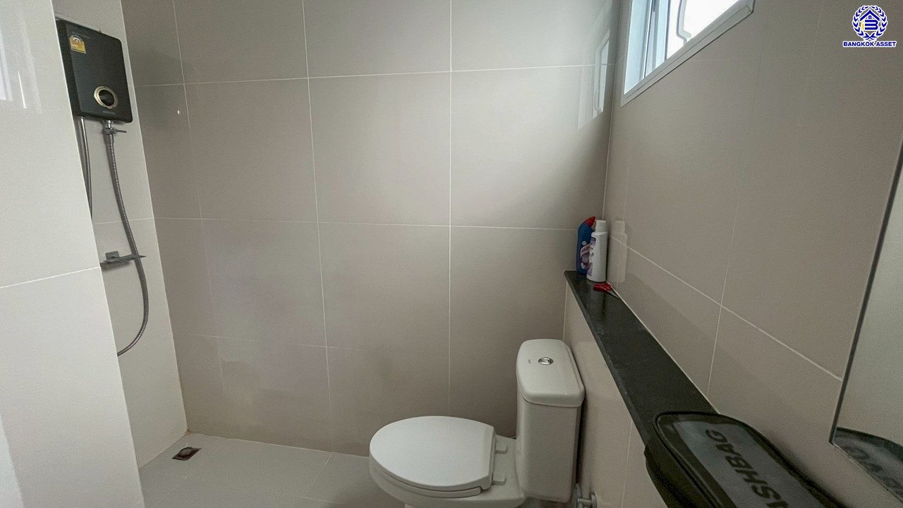 ทาวน์เฮ้าส์มือสองปทุมธานี โครงการ โมดิวิลล่า ราชพฤกษ์-ติวานนท์ เนื้อที่ 26.70 ตร.ว. พื้นที่ใช้สอย 124 ตร.ม. ฟังก์ชัน 4 ห้องนอน 3 ห้องน้ำ 2 ที่จอดรถ ทำเลเดินทางสะดวก เชื่อมต่อถนนสะพานนนทบุรี-บางบัวทอง, ถนนราชพฤกษ์, ถนนศรีสมาน ใกล้ห้างสรรพสินค้าโรบินสันไลฟ์สไตล์ ศรีสมาน, โรบินสันไลฟ์สไตล์ ราชพฤกษ์ และจุดขึ้นทางด่วน "ศรีสมาน"