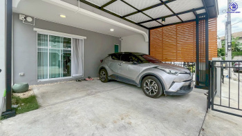 ทาวน์เฮ้าส์มือสองปทุมธานี โครงการ โมดิวิลล่า ราชพฤกษ์-ติวานนท์ เนื้อที่ 26.70 ตร.ว. พื้นที่ใช้สอย 124 ตร.ม. ฟังก์ชัน 4 ห้องนอน 3 ห้องน้ำ 2 ที่จอดรถ ทำเลเดินทางสะดวก เชื่อมต่อถนนสะพานนนทบุรี-บางบัวทอง, ถนนราชพฤกษ์, ถนนศรีสมาน ใกล้ห้างสรรพสินค้าโรบินสันไลฟ์สไตล์ ศรีสมาน, โรบินสันไลฟ์สไตล์ ราชพฤกษ์ และจุดขึ้นทางด่วน "ศรีสมาน"