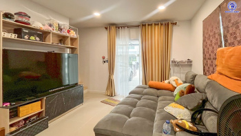 ทาวน์เฮ้าส์มือสองปทุมธานี โครงการ โมดิวิลล่า ราชพฤกษ์-ติวานนท์ เนื้อที่ 26.70 ตร.ว. พื้นที่ใช้สอย 124 ตร.ม. ฟังก์ชัน 4 ห้องนอน 3 ห้องน้ำ 2 ที่จอดรถ ทำเลเดินทางสะดวก เชื่อมต่อถนนสะพานนนทบุรี-บางบัวทอง, ถนนราชพฤกษ์, ถนนศรีสมาน ใกล้ห้างสรรพสินค้าโรบินสันไลฟ์สไตล์ ศรีสมาน, โรบินสันไลฟ์สไตล์ ราชพฤกษ์ และจุดขึ้นทางด่วน "ศรีสมาน"