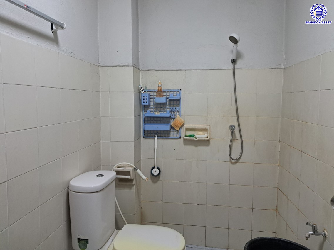 ทาวน์เฮ้าส์มือสองนนทบุรี โครงการ อมาตยวิลล่า สนามบินน้ำ เนื้อที่ 20.20 ตร.ว. พื้นที่ใช้สอย 80.80 ตร.ม. ฟังก์ชัน 2 ห้องนอน 2 ห้องน้ำ จอดรถได้ 1 คัน พร้อมแถมฟรี! เครื่องปรับอากาศ บนทำเลโซนเมือง! ใกล้สถานที่ราชการหลายแห่ง ใกล้เซ็นทรัลรัตนาธิเบศร์ และรถไฟฟ้าสายสีม่วง "สถานีแยกนนทบุรี1" พร้อมเข้าอยู่ได้เลย