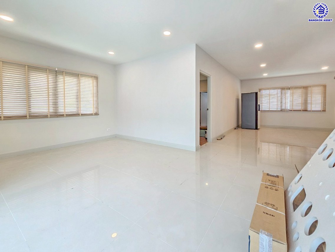 บ้านเดี่ยวมือสองนนทบุรี โครงการ เซนโทร ชัยพฤกษ์-แจ้งวัฒนะ3 หลังมุม จากแบรนด์ AP Thai เนื้อที่ 67.90 ตร.ว. พื้นที่ใช้สอย 289 ตร.ม. ฟังก์ชัน 4 ห้องนอน 4 ห้องน้ำ 3 ที่จอดรถ ใกล้แหล่งอำนวยความสะดวก บนทำเล เชื่อมต่อถนนสะพานนนทบุรี-บางบัวทอง ถนนชัยพฤกษ์ ถนนราชพฤกษ์ ใกล้จุดขึ้นทางด่วน "แจ้งวัฒนะ"