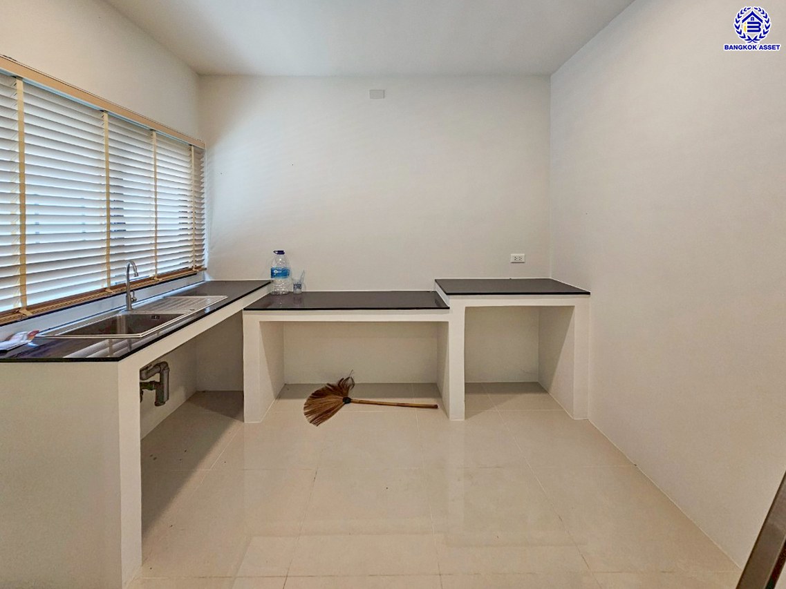 บ้านเดี่ยวมือสองนนทบุรี โครงการ เซนโทร ชัยพฤกษ์-แจ้งวัฒนะ3 หลังมุม จากแบรนด์ AP Thai เนื้อที่ 67.90 ตร.ว. พื้นที่ใช้สอย 289 ตร.ม. ฟังก์ชัน 4 ห้องนอน 4 ห้องน้ำ 3 ที่จอดรถ ใกล้แหล่งอำนวยความสะดวก บนทำเล เชื่อมต่อถนนสะพานนนทบุรี-บางบัวทอง ถนนชัยพฤกษ์ ถนนราชพฤกษ์ ใกล้จุดขึ้นทางด่วน "แจ้งวัฒนะ"