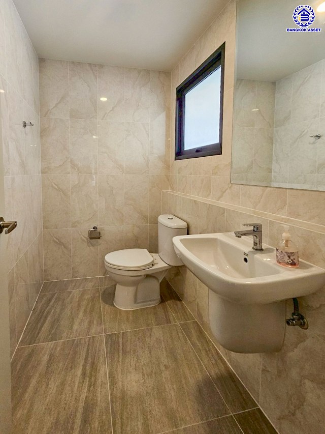 บ้านเดี่ยวมือสองนนทบุรี โครงการ เซนโทร ชัยพฤกษ์-แจ้งวัฒนะ3 หลังมุม จากแบรนด์ AP Thai เนื้อที่ 67.90 ตร.ว. พื้นที่ใช้สอย 289 ตร.ม. ฟังก์ชัน 4 ห้องนอน 4 ห้องน้ำ 3 ที่จอดรถ ใกล้แหล่งอำนวยความสะดวก บนทำเล เชื่อมต่อถนนสะพานนนทบุรี-บางบัวทอง ถนนชัยพฤกษ์ ถนนราชพฤกษ์ ใกล้จุดขึ้นทางด่วน "แจ้งวัฒนะ"