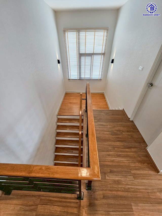 บ้านเดี่ยวมือสองนนทบุรี โครงการ เซนโทร ชัยพฤกษ์-แจ้งวัฒนะ3 หลังมุม จากแบรนด์ AP Thai เนื้อที่ 67.90 ตร.ว. พื้นที่ใช้สอย 289 ตร.ม. ฟังก์ชัน 4 ห้องนอน 4 ห้องน้ำ 3 ที่จอดรถ ใกล้แหล่งอำนวยความสะดวก บนทำเล เชื่อมต่อถนนสะพานนนทบุรี-บางบัวทอง ถนนชัยพฤกษ์ ถนนราชพฤกษ์ ใกล้จุดขึ้นทางด่วน "แจ้งวัฒนะ"