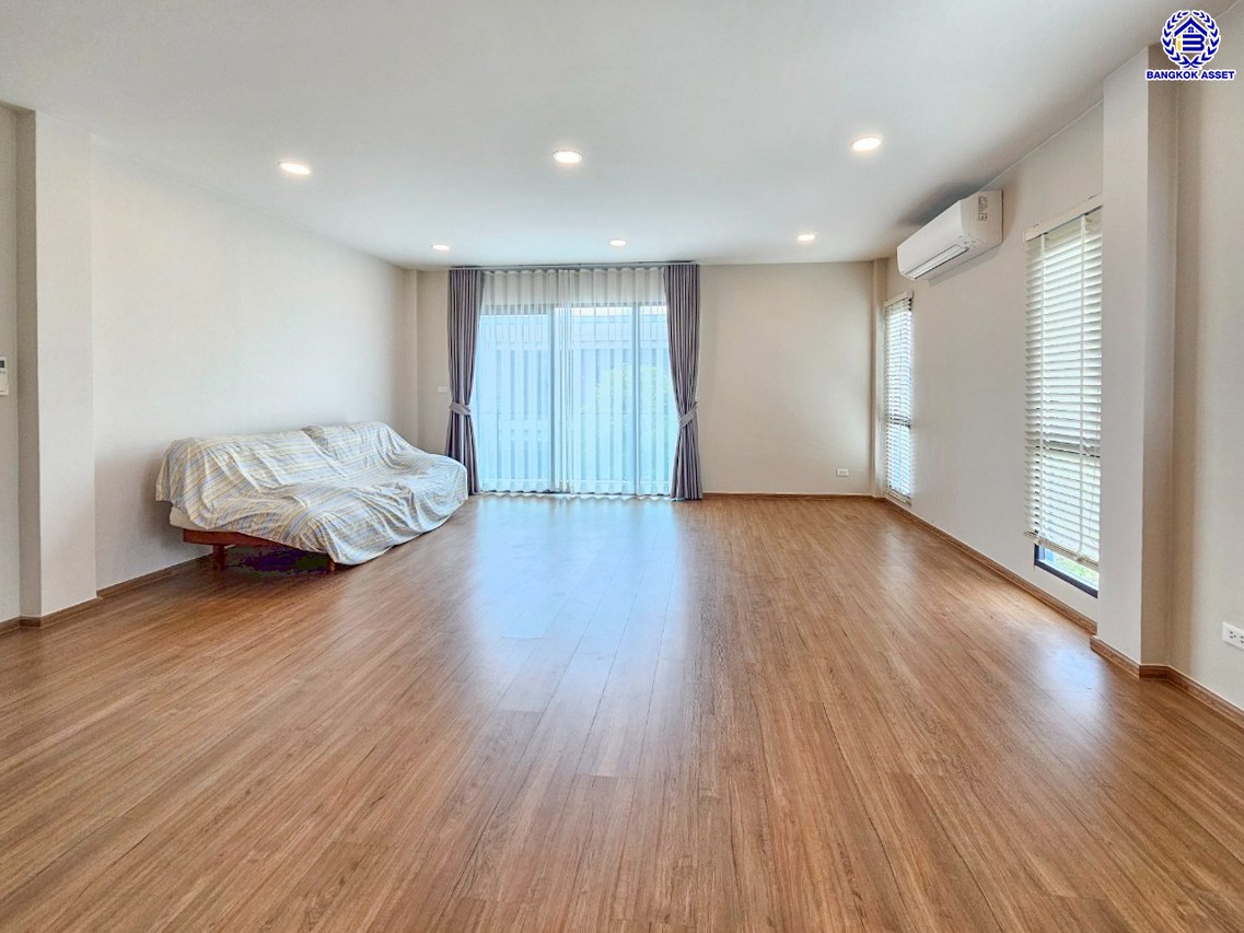 บ้านเดี่ยวมือสองนนทบุรี โครงการ เซนโทร ชัยพฤกษ์-แจ้งวัฒนะ3 หลังมุม จากแบรนด์ AP Thai เนื้อที่ 67.90 ตร.ว. พื้นที่ใช้สอย 289 ตร.ม. ฟังก์ชัน 4 ห้องนอน 4 ห้องน้ำ 3 ที่จอดรถ ใกล้แหล่งอำนวยความสะดวก บนทำเล เชื่อมต่อถนนสะพานนนทบุรี-บางบัวทอง ถนนชัยพฤกษ์ ถนนราชพฤกษ์ ใกล้จุดขึ้นทางด่วน "แจ้งวัฒนะ"