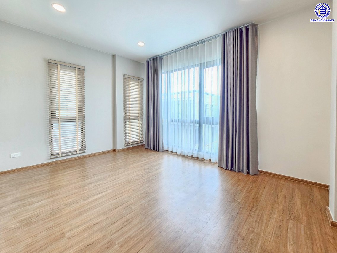 บ้านเดี่ยวมือสองนนทบุรี โครงการ เซนโทร ชัยพฤกษ์-แจ้งวัฒนะ3 หลังมุม จากแบรนด์ AP Thai เนื้อที่ 67.90 ตร.ว. พื้นที่ใช้สอย 289 ตร.ม. ฟังก์ชัน 4 ห้องนอน 4 ห้องน้ำ 3 ที่จอดรถ ใกล้แหล่งอำนวยความสะดวก บนทำเล เชื่อมต่อถนนสะพานนนทบุรี-บางบัวทอง ถนนชัยพฤกษ์ ถนนราชพฤกษ์ ใกล้จุดขึ้นทางด่วน "แจ้งวัฒนะ"