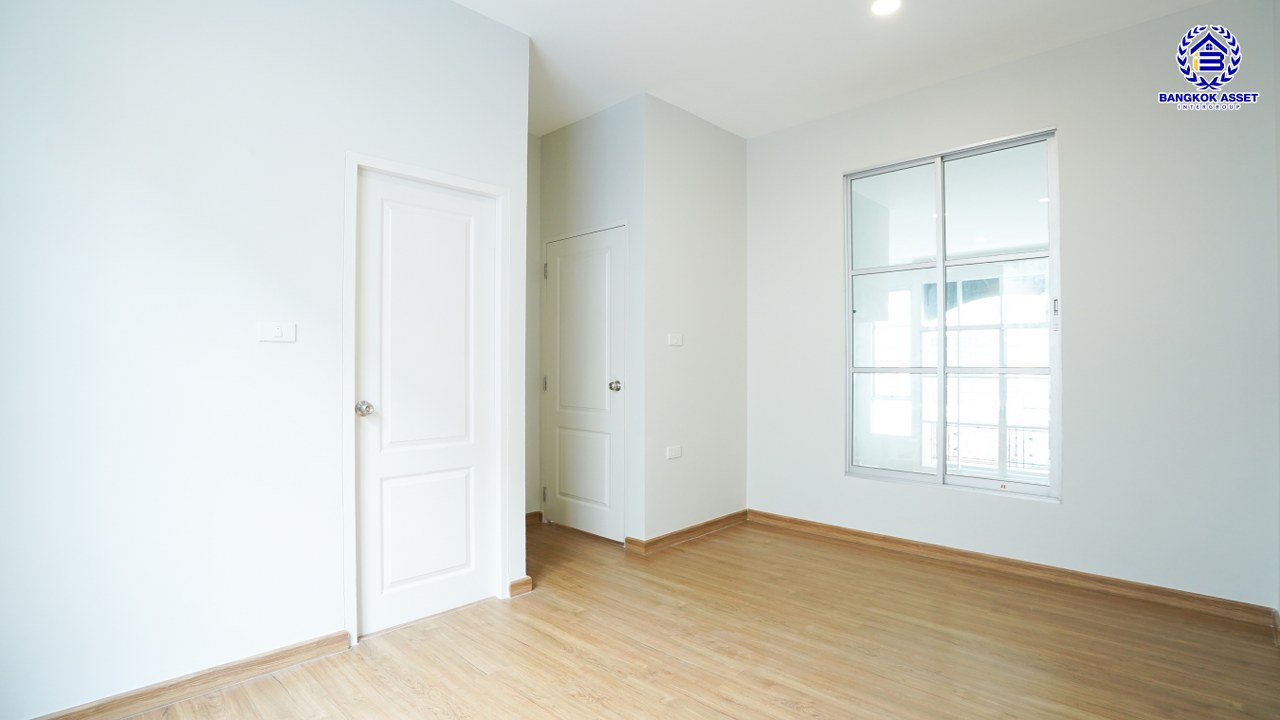 บ้านมือสองตกแต่งใหม่ ทำเลใจกลางเมือง โครงการ บ้านกลางเมือง ลาดพร้าว-โชคชัย4 ทาวน์โฮม 3 ชั้น เนื้อที่ 21.9 ตร.ว. พื้นที่ใช้สอย 175.61 ตร.ม. ฟังก์ชัน 3 ห้องนอน 4 ห้องน้ำ จอดรถได้ 2 คัน เชื่อมต่อทั้งถนนประดิษฐ์มนูธรรม, ถนนรัชดาภิเษก ใกล้ทางด่วน "รามอินทรา-อาจณรงค์" และรถไฟฟ้าสายสีเหลือง "สถานีโชคชัย4"...