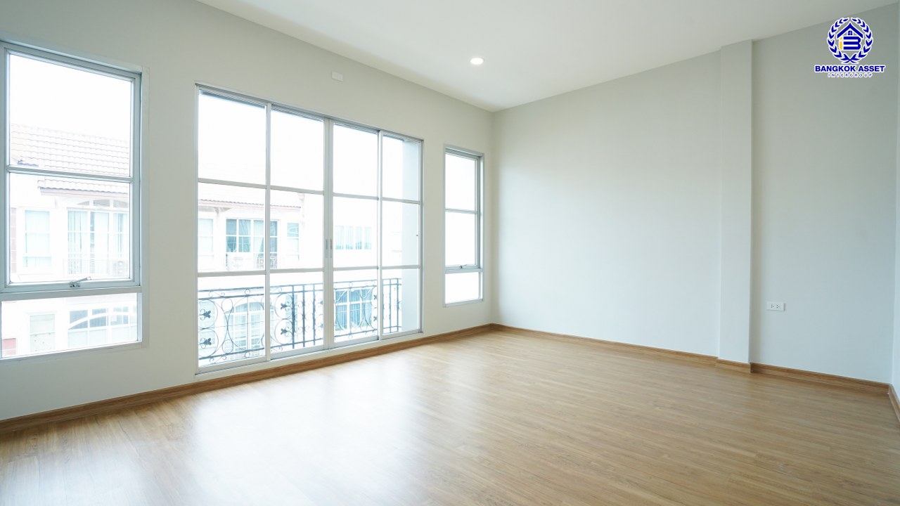 บ้านมือสองตกแต่งใหม่ ทำเลใจกลางเมือง โครงการ บ้านกลางเมือง ลาดพร้าว-โชคชัย4 ทาวน์โฮม 3 ชั้น เนื้อที่ 21.9 ตร.ว. พื้นที่ใช้สอย 175.61 ตร.ม. ฟังก์ชัน 3 ห้องนอน 4 ห้องน้ำ จอดรถได้ 2 คัน เชื่อมต่อทั้งถนนประดิษฐ์มนูธรรม, ถนนรัชดาภิเษก ใกล้ทางด่วน "รามอินทรา-อาจณรงค์" และรถไฟฟ้าสายสีเหลือง "สถานีโชคชัย4"...