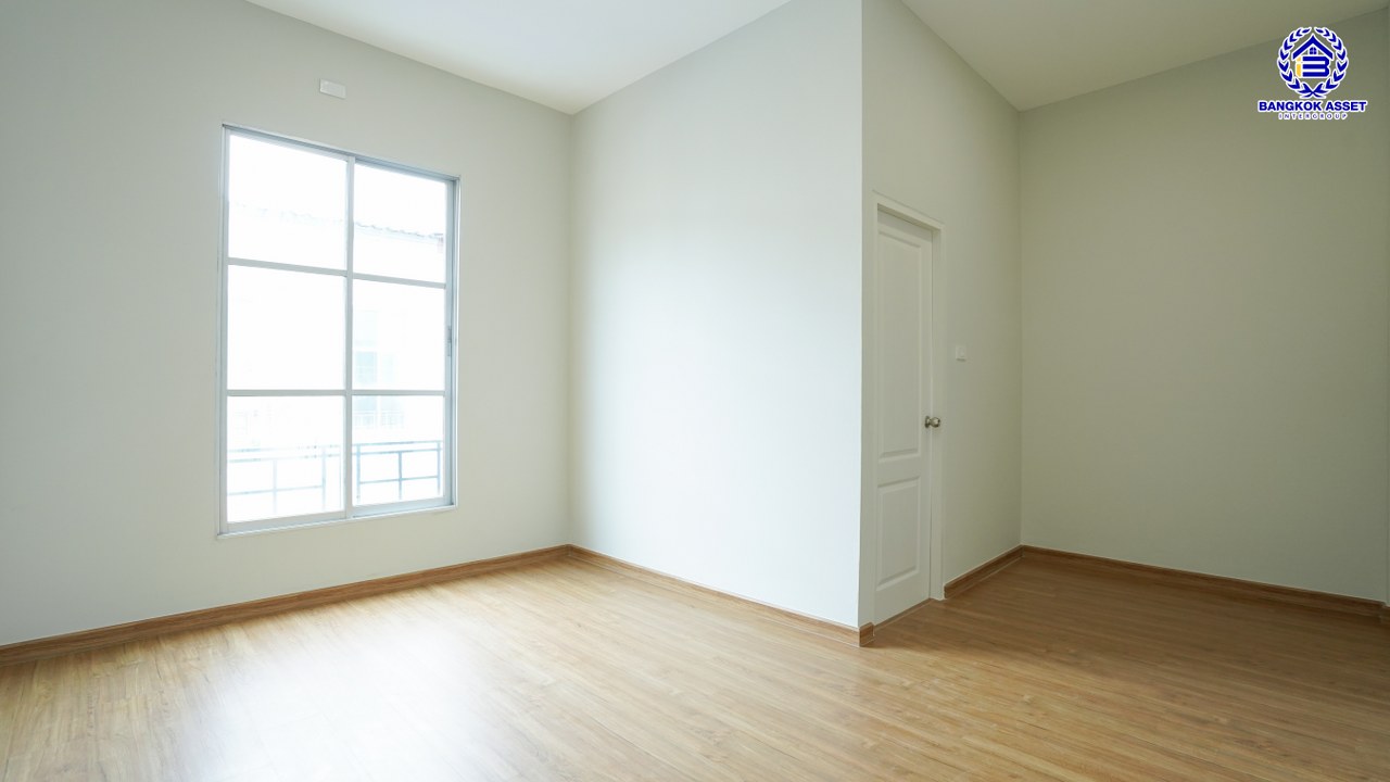 บ้านมือสองตกแต่งใหม่ ทำเลใจกลางเมือง โครงการ บ้านกลางเมือง ลาดพร้าว-โชคชัย4 ทาวน์โฮม 3 ชั้น เนื้อที่ 21.9 ตร.ว. พื้นที่ใช้สอย 175.61 ตร.ม. ฟังก์ชัน 3 ห้องนอน 4 ห้องน้ำ จอดรถได้ 2 คัน เชื่อมต่อทั้งถนนประดิษฐ์มนูธรรม, ถนนรัชดาภิเษก ใกล้ทางด่วน "รามอินทรา-อาจณรงค์" และรถไฟฟ้าสายสีเหลือง "สถานีโชคชัย4"...