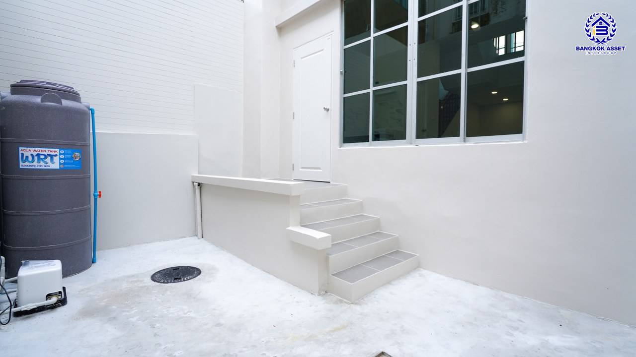 บ้านมือสองตกแต่งใหม่ ทำเลใจกลางเมือง โครงการ บ้านกลางเมือง ลาดพร้าว-โชคชัย4 ทาวน์โฮม 3 ชั้น เนื้อที่ 21.9 ตร.ว. พื้นที่ใช้สอย 175.61 ตร.ม. ฟังก์ชัน 3 ห้องนอน 4 ห้องน้ำ จอดรถได้ 2 คัน เชื่อมต่อทั้งถนนประดิษฐ์มนูธรรม, ถนนรัชดาภิเษก ใกล้ทางด่วน "รามอินทรา-อาจณรงค์" และรถไฟฟ้าสายสีเหลือง "สถานีโชคชัย4"...