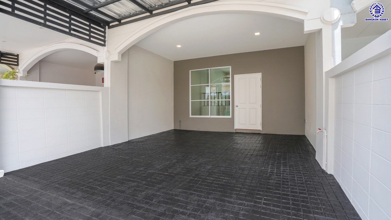 บ้านมือสองตกแต่งใหม่ ทำเลใจกลางเมือง โครงการ บ้านกลางเมือง ลาดพร้าว-โชคชัย4 ทาวน์โฮม 3 ชั้น เนื้อที่ 21.9 ตร.ว. พื้นที่ใช้สอย 175.61 ตร.ม. ฟังก์ชัน 3 ห้องนอน 4 ห้องน้ำ จอดรถได้ 2 คัน เชื่อมต่อทั้งถนนประดิษฐ์มนูธรรม, ถนนรัชดาภิเษก ใกล้ทางด่วน "รามอินทรา-อาจณรงค์" และรถไฟฟ้าสายสีเหลือง "สถานีโชคชัย4"...