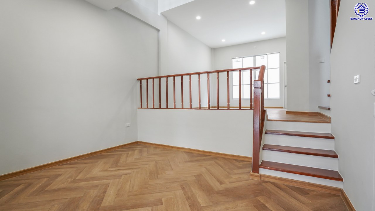 บ้านมือสองตกแต่งใหม่ ทำเลใจกลางเมือง โครงการ บ้านกลางเมือง ลาดพร้าว-โชคชัย4 ทาวน์โฮม 3 ชั้น เนื้อที่ 21.9 ตร.ว. พื้นที่ใช้สอย 175.61 ตร.ม. ฟังก์ชัน 3 ห้องนอน 4 ห้องน้ำ จอดรถได้ 2 คัน เชื่อมต่อทั้งถนนประดิษฐ์มนูธรรม, ถนนรัชดาภิเษก ใกล้ทางด่วน "รามอินทรา-อาจณรงค์" และรถไฟฟ้าสายสีเหลือง "สถานีโชคชัย4"...