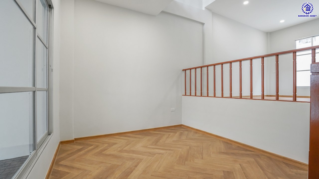 บ้านมือสองตกแต่งใหม่ ทำเลใจกลางเมือง โครงการ บ้านกลางเมือง ลาดพร้าว-โชคชัย4 ทาวน์โฮม 3 ชั้น เนื้อที่ 21.9 ตร.ว. พื้นที่ใช้สอย 175.61 ตร.ม. ฟังก์ชัน 3 ห้องนอน 4 ห้องน้ำ จอดรถได้ 2 คัน เชื่อมต่อทั้งถนนประดิษฐ์มนูธรรม, ถนนรัชดาภิเษก ใกล้ทางด่วน "รามอินทรา-อาจณรงค์" และรถไฟฟ้าสายสีเหลือง "สถานีโชคชัย4"...