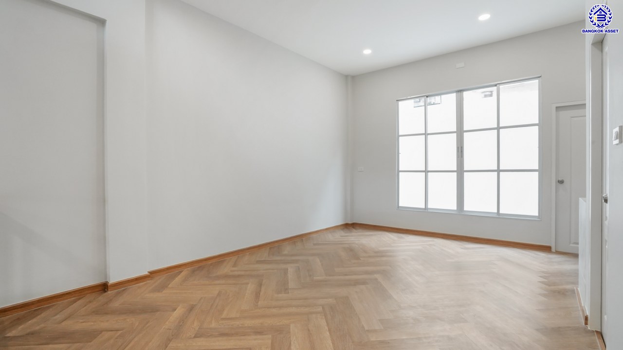 บ้านมือสองตกแต่งใหม่ ทำเลใจกลางเมือง โครงการ บ้านกลางเมือง ลาดพร้าว-โชคชัย4 ทาวน์โฮม 3 ชั้น เนื้อที่ 21.9 ตร.ว. พื้นที่ใช้สอย 175.61 ตร.ม. ฟังก์ชัน 3 ห้องนอน 4 ห้องน้ำ จอดรถได้ 2 คัน เชื่อมต่อทั้งถนนประดิษฐ์มนูธรรม, ถนนรัชดาภิเษก ใกล้ทางด่วน "รามอินทรา-อาจณรงค์" และรถไฟฟ้าสายสีเหลือง "สถานีโชคชัย4"...