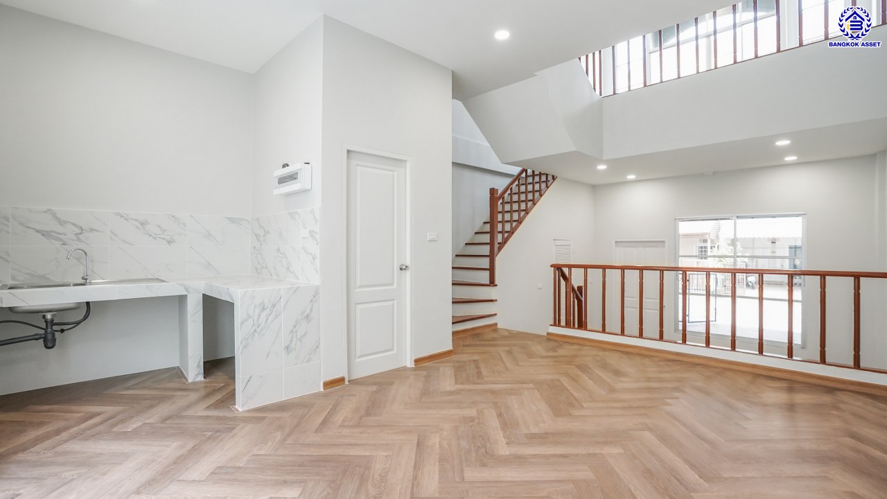 บ้านมือสองตกแต่งใหม่ ทำเลใจกลางเมือง โครงการ บ้านกลางเมือง ลาดพร้าว-โชคชัย4 ทาวน์โฮม 3 ชั้น เนื้อที่ 21.9 ตร.ว. พื้นที่ใช้สอย 175.61 ตร.ม. ฟังก์ชัน 3 ห้องนอน 4 ห้องน้ำ จอดรถได้ 2 คัน เชื่อมต่อทั้งถนนประดิษฐ์มนูธรรม, ถนนรัชดาภิเษก ใกล้ทางด่วน "รามอินทรา-อาจณรงค์" และรถไฟฟ้าสายสีเหลือง "สถานีโชคชัย4"...