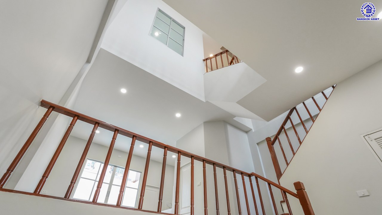 บ้านมือสองตกแต่งใหม่ ทำเลใจกลางเมือง โครงการ บ้านกลางเมือง ลาดพร้าว-โชคชัย4 ทาวน์โฮม 3 ชั้น เนื้อที่ 21.9 ตร.ว. พื้นที่ใช้สอย 175.61 ตร.ม. ฟังก์ชัน 3 ห้องนอน 4 ห้องน้ำ จอดรถได้ 2 คัน เชื่อมต่อทั้งถนนประดิษฐ์มนูธรรม, ถนนรัชดาภิเษก ใกล้ทางด่วน "รามอินทรา-อาจณรงค์" และรถไฟฟ้าสายสีเหลือง "สถานีโชคชัย4"...