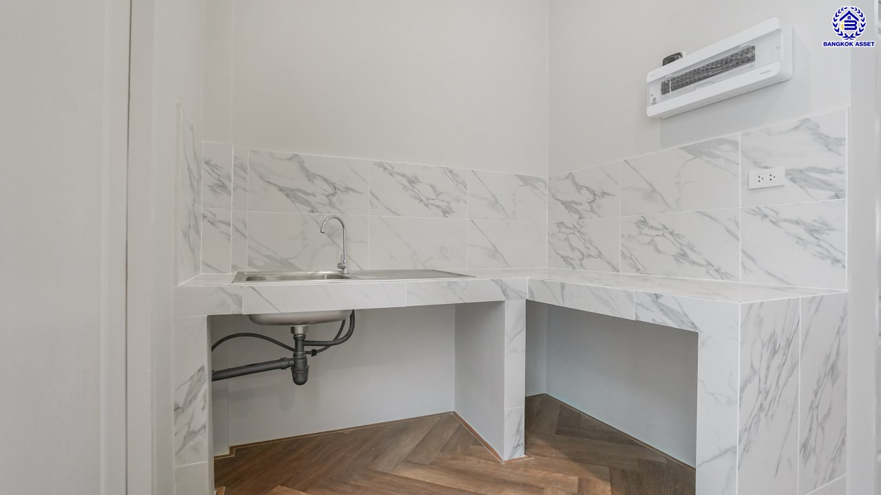 บ้านมือสองตกแต่งใหม่ ทำเลใจกลางเมือง โครงการ บ้านกลางเมือง ลาดพร้าว-โชคชัย4 ทาวน์โฮม 3 ชั้น เนื้อที่ 21.9 ตร.ว. พื้นที่ใช้สอย 175.61 ตร.ม. ฟังก์ชัน 3 ห้องนอน 4 ห้องน้ำ จอดรถได้ 2 คัน เชื่อมต่อทั้งถนนประดิษฐ์มนูธรรม, ถนนรัชดาภิเษก ใกล้ทางด่วน "รามอินทรา-อาจณรงค์" และรถไฟฟ้าสายสีเหลือง "สถานีโชคชัย4"...