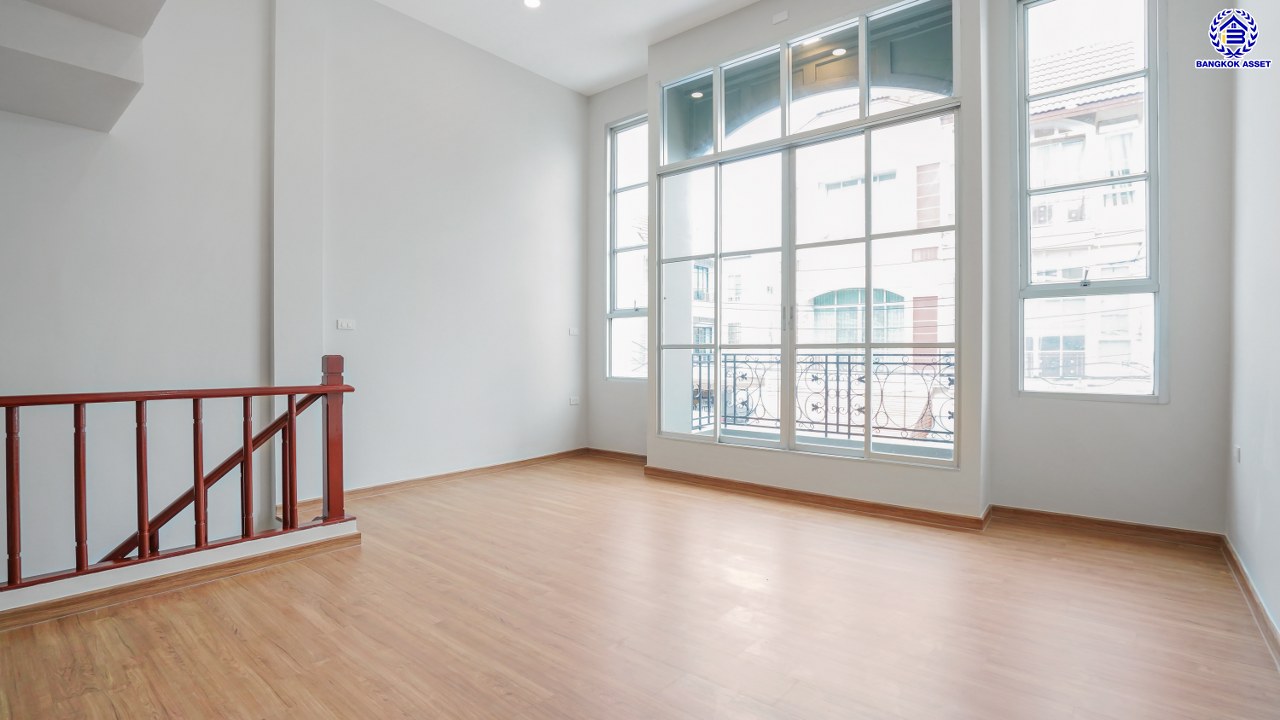 บ้านมือสองตกแต่งใหม่ ทำเลใจกลางเมือง โครงการ บ้านกลางเมือง ลาดพร้าว-โชคชัย4 ทาวน์โฮม 3 ชั้น เนื้อที่ 21.9 ตร.ว. พื้นที่ใช้สอย 175.61 ตร.ม. ฟังก์ชัน 3 ห้องนอน 4 ห้องน้ำ จอดรถได้ 2 คัน เชื่อมต่อทั้งถนนประดิษฐ์มนูธรรม, ถนนรัชดาภิเษก ใกล้ทางด่วน "รามอินทรา-อาจณรงค์" และรถไฟฟ้าสายสีเหลือง "สถานีโชคชัย4"...