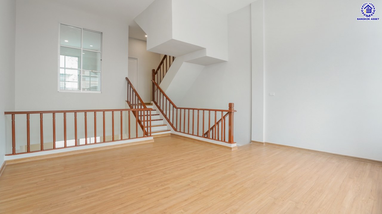 บ้านมือสองตกแต่งใหม่ ทำเลใจกลางเมือง โครงการ บ้านกลางเมือง ลาดพร้าว-โชคชัย4 ทาวน์โฮม 3 ชั้น เนื้อที่ 21.9 ตร.ว. พื้นที่ใช้สอย 175.61 ตร.ม. ฟังก์ชัน 3 ห้องนอน 4 ห้องน้ำ จอดรถได้ 2 คัน เชื่อมต่อทั้งถนนประดิษฐ์มนูธรรม, ถนนรัชดาภิเษก ใกล้ทางด่วน "รามอินทรา-อาจณรงค์" และรถไฟฟ้าสายสีเหลือง "สถานีโชคชัย4"...