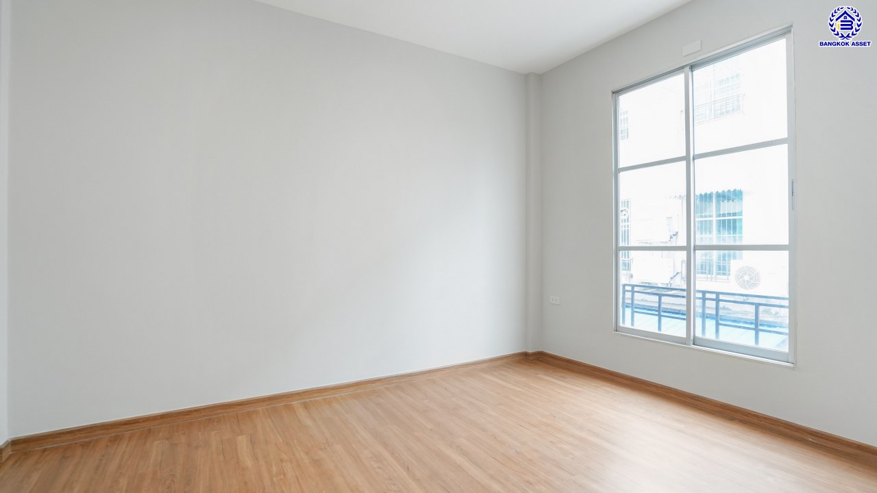 บ้านมือสองตกแต่งใหม่ ทำเลใจกลางเมือง โครงการ บ้านกลางเมือง ลาดพร้าว-โชคชัย4 ทาวน์โฮม 3 ชั้น เนื้อที่ 21.9 ตร.ว. พื้นที่ใช้สอย 175.61 ตร.ม. ฟังก์ชัน 3 ห้องนอน 4 ห้องน้ำ จอดรถได้ 2 คัน เชื่อมต่อทั้งถนนประดิษฐ์มนูธรรม, ถนนรัชดาภิเษก ใกล้ทางด่วน "รามอินทรา-อาจณรงค์" และรถไฟฟ้าสายสีเหลือง "สถานีโชคชัย4"...